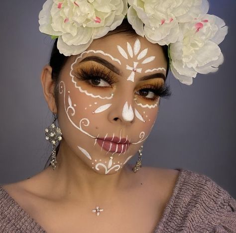 White Dia De Los Muertos Makeup Ideas, Catrina Make Up Maquillaje, White Catrina Makeup, Sugar Skull Makeup Easy Simple, Catrina Makeup Half Face, White Skeleton Makeup, White Sugar Skull Makeup, Dia De Los Muertos Face Paint Ideas, Sugar Skull Face Paint Easy