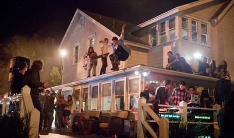 Airbnb shuts down 'party house' rentals House Party Aesthetic, High School Parties, Warner Bros Studio Tour, American Party, American High School, Warner Bros Studios, American Teen, Police Report, Best Speakers