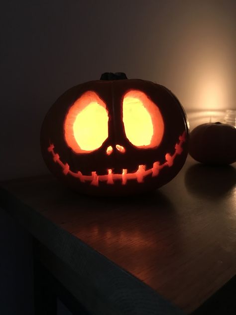 Cool Scary Pumpkin Carving Ideas, Pumpkin Carving Long Pumpkin, Halloween Pumpkin Carving Ideas Easy, Clever Pumpkin Carving Ideas Funny, Cute Small Pumpkin Carving Ideas, Grunge Pumpkin Carving, Cute Pumpkin Carving Faces, Mini Pumpkin Carving Ideas, Small Pumpkin Carving Ideas