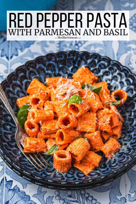 Roasted red pepper pasta takes a handful of pantry staples to make a rich, velvety pasta sauce in 10 minutes that tastes like it took all day. Marina Sauce, Easy Pasta Sauce, Roasted Red Pepper Pasta, Red Pepper Pasta, Mediterranean Pasta, The Mediterranean Dish, Easy Mediterranean Diet Recipes, Pepper Pasta, Roasted Red Pepper