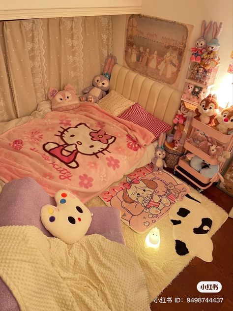 Bedroom Decor Hello Kitty, Hello Kitty Theme Room Bedroom Ideas, Hello Kitty Themed Bedroom, Hello Kitty Bed Sheets, Cama Da Hello Kitty, Hello Kitty Themed Room, Aesthetic Korean Outfits, Hello Kitty Room, Kitty Room