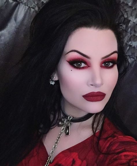 The Grimoire of London Rayne Series by Rori Rayne Fete Emo, Vampire Makeup Halloween, Halloweenský Makeup, Vampire Makeup, Witch Makeup, Halloween Makeup Inspiration, Halloween Tattoo, Red Makeup, Makijaż Smokey Eye