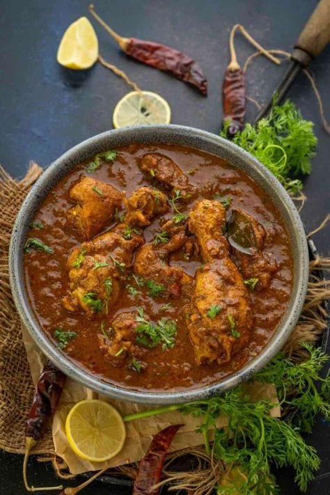 Desi Chicken Curry, Chicken Chettinad, Chettinad Chicken, Easy Home Recipes, Indian States, Indian Chicken Recipes, Curry Ingredients, Chicken Curry Recipe, Chicken Chunks