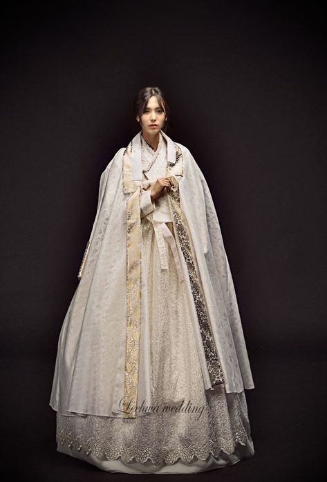 Hanbok Wedding Dress, Korean Traditional Dress Hanbok, Hanbok Wedding, Korean Wedding Dress, Hanbok Traditional, Traditional Asian Dress, Korean Traditional Clothing, Korean Traditional Dress, Modern Hanbok