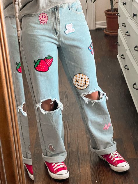 Decorated Jeans Pants, Cute Patches For Jeans, Patches On Pants Ideas, Iron On Patches Jeans, Jeans With Iron On Patches, Patch Jeans Outfit, Diy Patched Jeans, Iron On Patch Jeans, Patches On Jeans