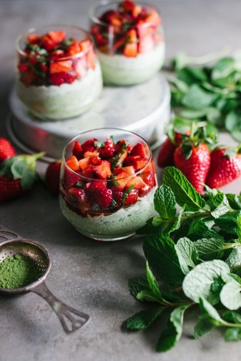 Matcha Chia Pudding + Macerated Strawberries - The Barefoot Housewife Chia Pudding Matcha, Matcha Chia Pudding, Patisserie Vegan, Macerated Strawberries, Healthy Gluten Free Breakfast, Green Tea Matcha, Chia Pudding Recipes, Chia Pudding, Breakfast Bowls