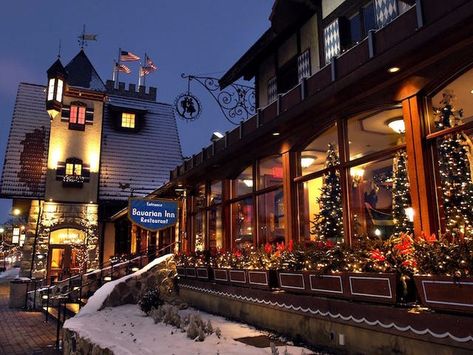 Small Town Christmas Aesthetic, Small Town Christmas, Christmas Small Town, Cute Towns In America, Small Town Life Aesthetic, Best Christmas Towns In The Us, Christmas Town Usa, Christmas Town Square, Small Snowy Town