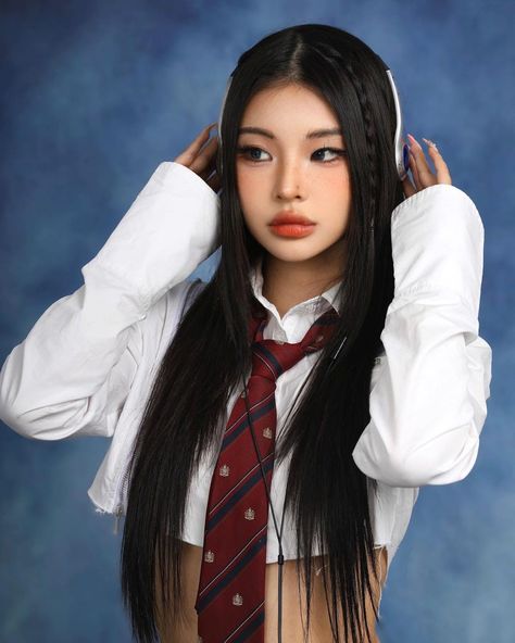 Pose Yearbook, Photoshoot White Background, Uniform Photoshoot, Creative Shot For Graduation, Foto Yearbook, Women With Ties, 2024 Photoshoot, Yearbook Photoshoot, White Background Photography