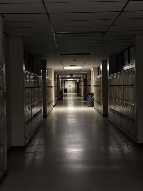 School Hallways Aesthetic, Hallways Aesthetic, Creepy School, R Aesthetic, Old School Aesthetic, Dreamcore Aesthetic, School Hallways, School Photography, The Uncanny