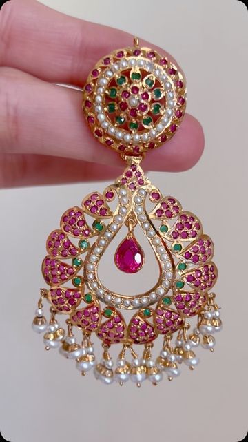 Churi Design, Chandbali Gold, Jadau Set, 22k Gold Jewelry Necklaces, Hyderabadi Jewelry, Wedding Jewellery Designs, Jadau Jewellery, Gold Jhumka, Temple Jewelry Necklace