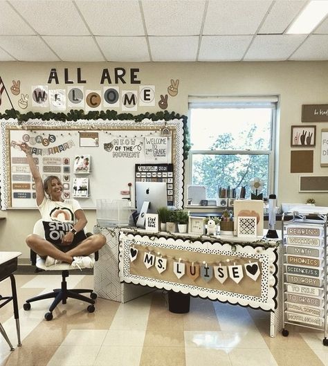 Aesthetic Classroom Decor, House Room Design, Aesthetic Classroom, Aesthetic Teacher, Teaching Classroom Decor, Elementary Classroom Themes, Teachers Room, Classroom Goals, Classroom Decor High School