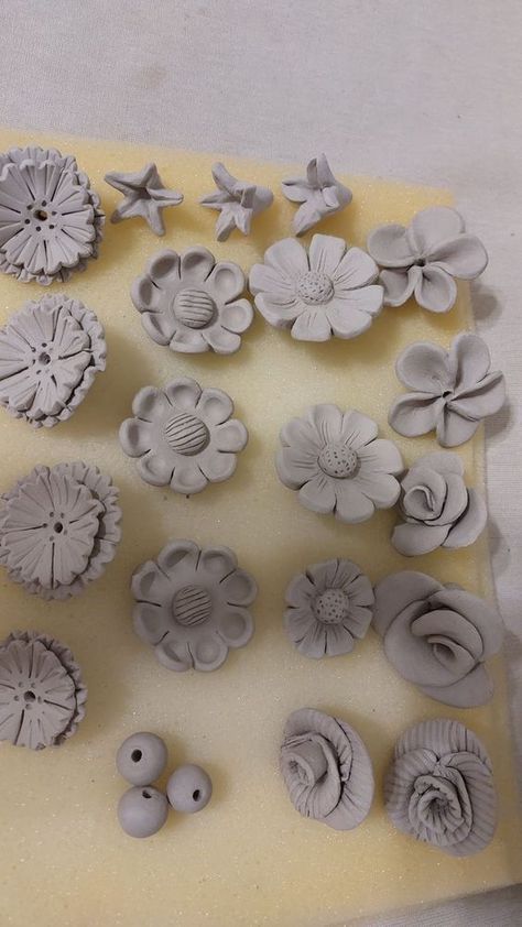 Flower Sculptures Clay, Spring Pottery Ideas, Ceramic Flowers How To Make, Small Clay Flowers, Flower Clay Art, Flower Ceramics, Ceramics Flowers, Pottery Flowers, Flower Pottery