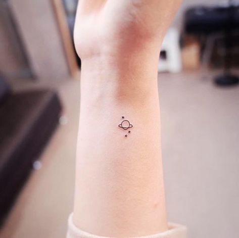 15 Diseños de tatuajes para quienes aman lo aesthetic Stick Poke, Saturn Tattoo, Tattoo Concepts, Anklet Tattoos, Planet Tattoos, Shape Tattoo, Muster Tattoos, Inspiration Tattoos, Cute Tiny Tattoos