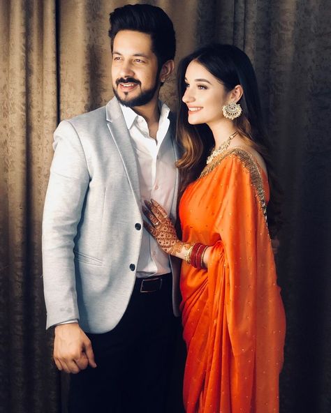 Couple Pose In Traditional Dress, Couple Poses In Sarees, Traditional Look Couple Photos, Saari Poses Couple, Couple Traditional Outfits Indian Saree, Couple Photoshoot Poses Indian Saree, Couples Traditional Photoshoot, Roka Photoshoot Ideas, Traditional Couple Photos