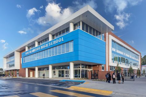 Los Alamitos High School STEM Building Modern High School Exterior, High School Building Exterior, High School Design Architecture, School Building Design Exterior, Modern School Exterior, Modern School Architecture, Modern School Building, Luxurious School, High School Exterior