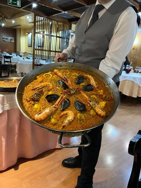 Find out which are the best restaurants to try Spanish food in Madrid. A culinary tour of Spain through the Restaurants of Madrid. Madrid Food, Paella Valenciana, Carne Asada, Spanish Food, Madrid, Restaurant