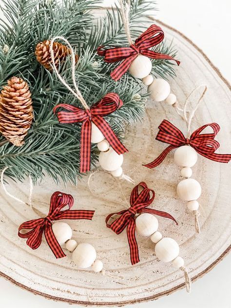 pretty and easy to make rustic Christmas ornaments of wooden beads and red plaid bows are great for styling a tree Wood Bead Christmas Crafts, Natal Boho, Nordic Ornaments, Beaded Ornaments Diy, Modern Farmhouse Diy, Rustic Christmas Ornaments, Flocked Trees, Farmhouse House, Beaded Christmas Ornaments