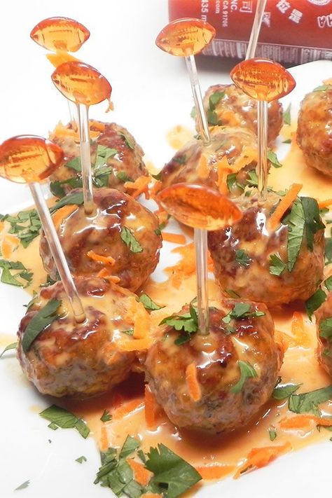 Looking for appetizer recipes? Try cooking these bang bang siracha cocktail meatballs. Use ground chicken, ground pork, bread crumbs, and sriracha sauce to cook the best meatballs for an appetizer, snack, finger food, football food, potluck, or Super Bowl party food. Easy Cocktail Meatballs, Lentils And Potatoes, Firecracker Meatballs, Appetizers Puff Pastry, Appetizers Light, Cocktail Meatball Recipes, Pulled Pork Slow Cooker, Sriracha Recipes, Bbq Pulled Pork Slow Cooker