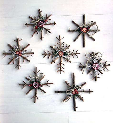 DIY Twig Snowflakes via  Little Things Bring Smiles Natal Country, Natal Natural, Homemade Christmas Presents, Jul Diy, Twig Crafts, Christmas Presents For Kids, Christmas Potpourri, Natural Christmas, Christmas Ornaments Homemade