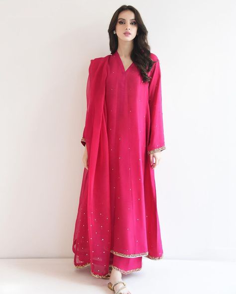 Name - Sadie Pishwas This beautiful three piece is designed on fuchsia pure raw silk 60 gms with intricate detailed gold hand/ada work in… | Instagram Pink Dress Woman, Simple Wedding Outfits, Latest Stylish Party Dresses, Raw Silk Dress, Simple Dress Casual, Pakistani Party Wear Dresses, Agha Noor, Eastern Dresses, Aesthetic Decoration