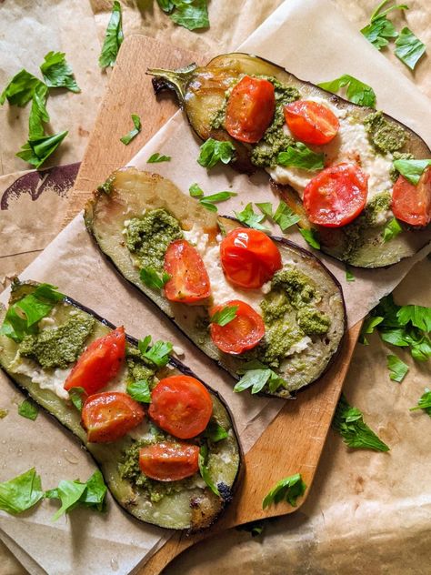 Pesto eggplant slices (vegan) - Kitchen - Margodrobi.com Pesto Eggplant, Recipe For Pesto, Eggplant Hummus, Vegan Snack, Vegan Pesto, Baked Eggplant, Slices Recipes, Healthy Veggies, Vegan Kitchen