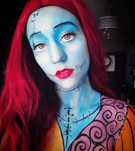 a makeup and bodypaint of Sally from Nightmare before Christmas Tim Burton Halloween Costumes, Brizzy Voices, Sally Makeup, Nightmare Before Christmas Costume, Sally Costume, Aerial Costume, Huge Eyes, Sally Nightmare Before Christmas, Balloons Decorations