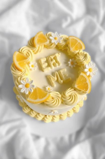 Vintage Lemon Cake, Easy Cute Birthday Cakes, End Of Summer Cake, Cute Round Cakes, Summer Mini Cakes, Birthday Cake Aesthetic Yellow, Cute Cakes To Make, Spring Themed Cake, 2024 Birthday Cake Trends