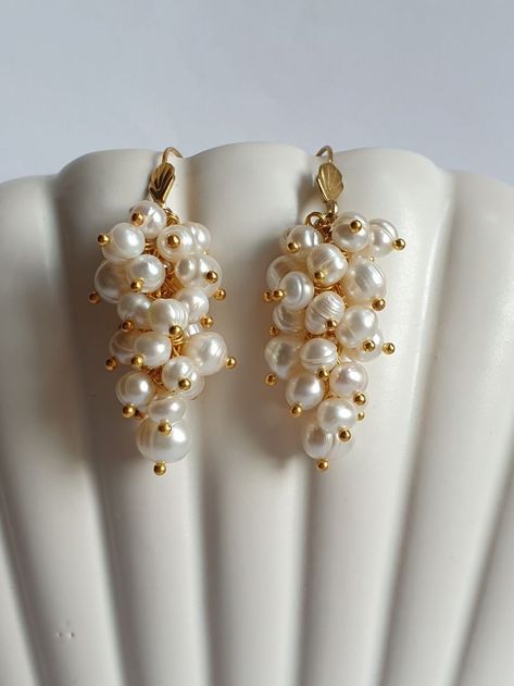 Earings Pearls Gold, Pearl Jhumkas Gold, Unique Pearl Earrings, Cascade Earrings, Diy Pearl Necklace, Pearl Earrings Designs, Unique Wedding Jewelry, Minimalist Earrings Gold, Gold Jewelry Simple Necklace