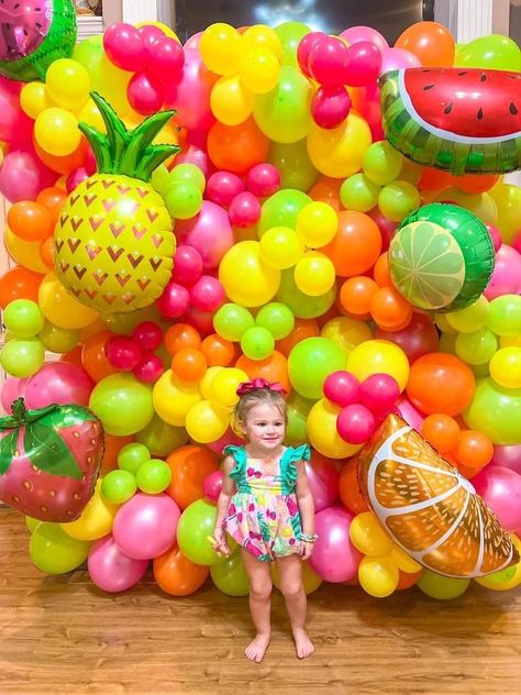 Tropisk Fest, Tutti Frutti Birthday Party, Tutti Frutti Party, Fruit Birthday Party, Baby Party Decorations, 2nd Birthday Party For Girl, Tropical Birthday Party, Fruit Birthday, Hawaiian Birthday Party