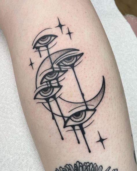 Flash Designs Tattoo, Dark Feminine Patchwork Tattoos, Trippy Moon Tattoo, Tattoo ;, Goth Tattoo Ideas Creepy Cute, Tattoo Moon Ideas, Moon Flash Tattoo, Flame Tattoo Design, Behind Leg Tattoo Thighs