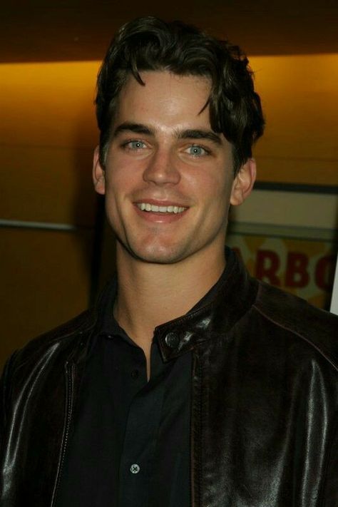 Popular 90s Hairstyles, 90s Hairstyles Men, Neal Caffrey, Aesthetic 90s, Walking Out, Hairstyles Men, 90s Hairstyles, Matt Bomer, 90s Aesthetic