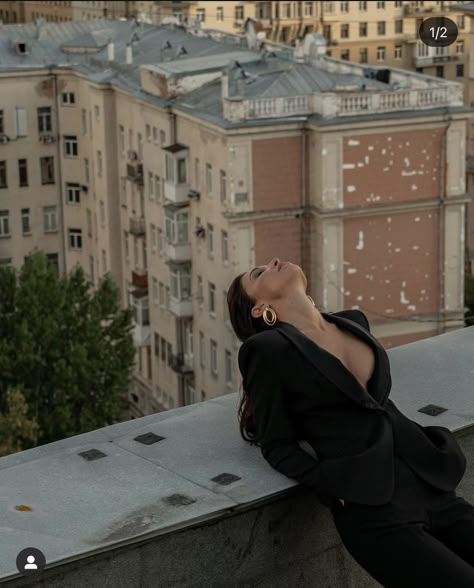 Poses On Rooftop, Roof Photoshoot Ideas, Rooftop Portrait Photography, Photoshoot Face Poses, Photoshoot Ideas Rooftop, Street Model Photography, Roof Photoshoot, Rooftop Photoshoot Ideas, Urban City Photography