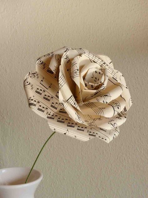 Music Note Centerpieces, Flower Drawing Tumblr, Sheet Music Flowers, Music Centerpieces, Music Christmas Ornaments, Sheet Music Crafts, Music Themed Wedding, Sheet Music Art, Flower Drawing Tutorials