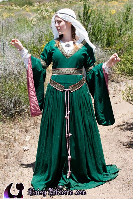 Green Bliaut by daisyviktoria Sca Costumes, Dark Green Coat, Turkish Clothing, Medieval Gown, Medieval Garb, Medieval Clothes, Medieval Woman, Queen Costume, Medieval Costume