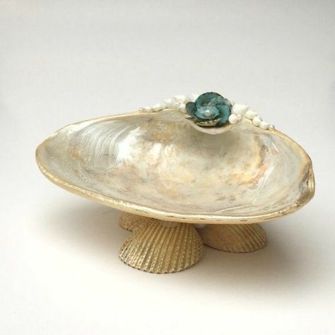 Shell Soap Dish, Seashell Art Diy, Seashell Ring, Bathroom Beach, Oyster Shell Crafts, Seashell Projects, Art Coquillage, Shells Diy, Beach Bathroom