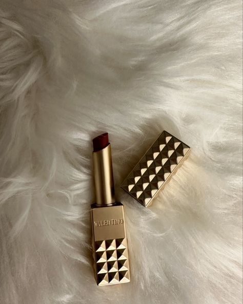 #giftedbyvalentinobeauty I just received the stunning new lipstick from Valentino Beauty, and it’s everything I hoped for! The shade I tried is 134 R @valentino.beauty, and I’m excited to share my thoughts with you. Texture: 10/10 - The creamy texture glides effortlessly and feels luxurious on the lips. Shade: I’m a huge fan of nude tones, and this one instantly became a go-to favorite. Moisture: It has a buttery finish that not only enhances the lips but keeps them hydrated all day. Packa... Valentino Beauty, Creamy Texture, My Thoughts, I Tried, How To Become, Moisturizer, Lips, Fan, Texture