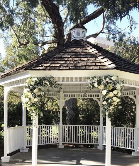 Gazebo Cottagecore, Garden Gazebo Aesthetic, English Garden Gazebo, Home Gazebo, Coquette Backyard, Aesthetic Gazebo, Coquette House Exterior, Gazebo Decorating Ideas Wedding, French Gazebo