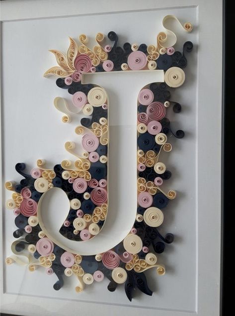 Paper Quilling Designs Letters, Paper Quilling Alphabet, Quilling Ideas Letters, Quilling Letters Alphabet, Quilling Alphabet, فن الرسم بالمسامير, Diy Quilling Crafts, Quilling Letters, The Letter J