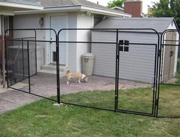 Dog Run Attached To House, Outdoor Dog Runs, Dog Crate Ideas, K9 Kennels, Active Dogs, Dog Run, Crate Ideas, House Garage, Dog Kennels