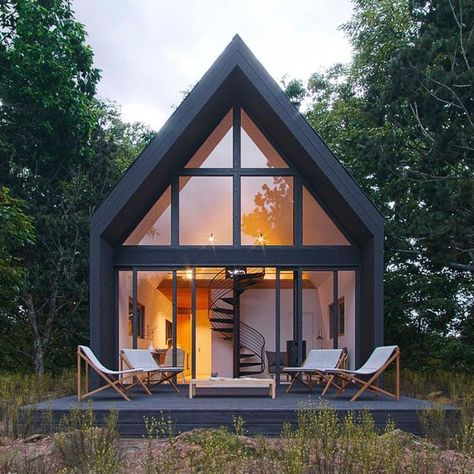 Modern Cabin Home Exterior, Tiny Homes A Frame, Tiny House Scandinavian, Modern Cottage Exterior Small Houses, Modern Alpine House, Modern Wooden Cabin, Tiny Modern Cabin, Modern House In Woods, Modern Small Cabin