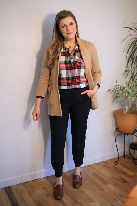 Flannel Work Outfit, Christmas Sweatshirt Outfit, Plaid Top Outfit, Social Worker Outfits, Flannel Shirt Outfit, Seattle Style, Flannel Outfit, Plaid Shirt Outfits, Plaid Bodycon Dress