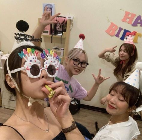 Birthday Selfie With Friends, Birthday Party Photoshoot With Friends, Cute Birthday Pictures, Party Photoshoot, Funny Birthday Cakes, 사진 촬영 포즈, Korean Birthday, Photo Grouping, Birthday Posts