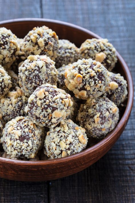 Hazelnut Truffles Wacky Cake Recipe, Hazelnut Truffles, No Bake Truffles, Pumpkin Truffles, Cheesecake Truffles, Easy Truffles, Dessert Truffles, Truffles Recipe, Chocolate Bourbon