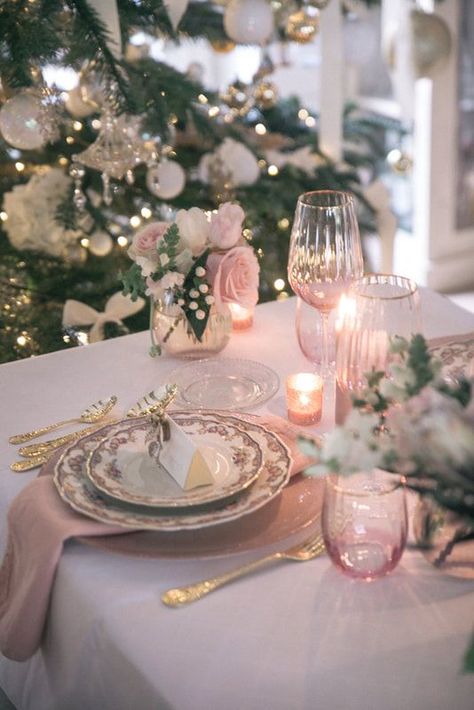 Nutcracker themed Christmas tablescape by The Belle Blog Pink Christmas Table Setting, Nutcracker Themed Christmas, Pink Christmas Table, Vintage Christmas Table, Christmas Tablescape, Pink Christmas Decorations, Themed Christmas, Christmas Brunch, Christmas Inspo