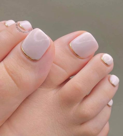 Minimal Pedicure, Nude Toe Nail Designs, Neutral Pedicure Ideas, Bridal Toe Nails, Neutral Pedicure, Bridal Nail Ideas, Glitter Toe Nails, Feet Nail Design, Pedicure Designs Toenails