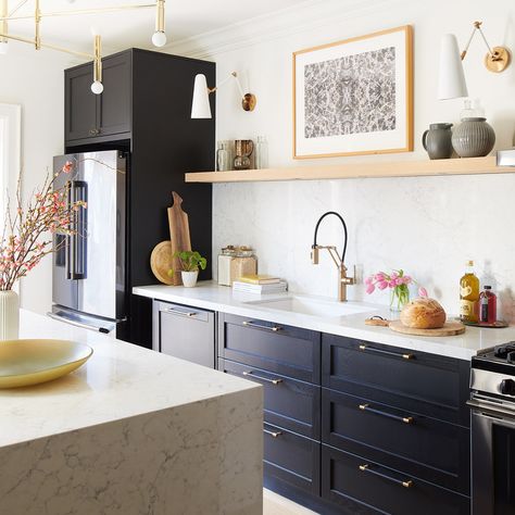 Designer Gillian Atkins creates a sleek, budget-friendly family kitchen Workers Cottage, Black Stainless Appliances, Tall Kitchen Cabinets, Condo Living Room, Fresh Farmhouse, Condo Kitchen, Oak Shelves, Big Kitchen, Interior Work