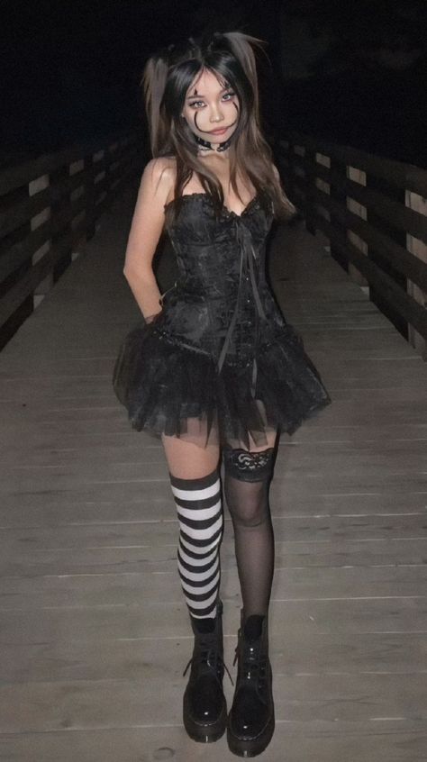 Skeleton Costume Aesthetic Outfit, Black White Halloween Costume, Costumes With A Black Corset, Scary Baddie Halloween Costumes, Hot Scary Costumes, Party Costumes For Women, Hot Goth Halloween Costume, Easy Clown Halloween Costumes, Halloween Costumes For Clubbing