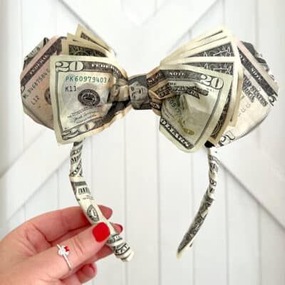 Money Christmas Tree Ideas, Money Corsage Diy, Money Decorations Ideas Creative, Gift Money Ideas, Money Decorations, Money Wreath, Money Gifting, Money Bouquets, Disney Minnie Ears