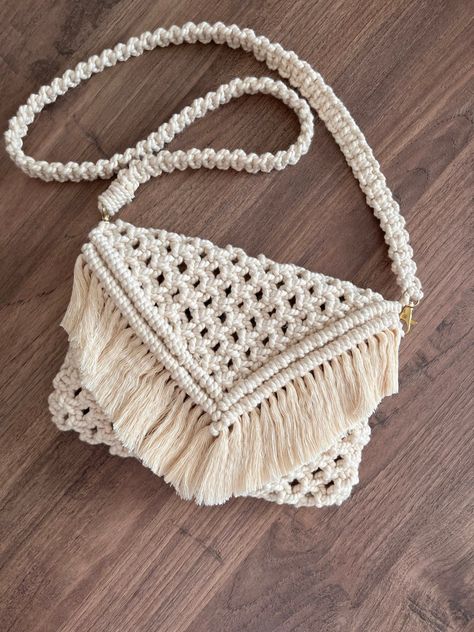 Looking for a stylish and unique bag that's perfect for any occasion? Look no further than our handmade macrame bag! Made with natural cotton fibers and incorporating beautiful macrame knotting techniques, this bohemian-style bag is the perfect addition to any outfit. Whether you're heading to the beach, going shopping, or just out for a walk, this bag is the ideal choice. With its spacious interior and sturdy construction, you'll have plenty of room for all your essentials. Plus, its customizab Macrame Bag Ideas, Macrame Hand Bag, Macrame Bag Pattern, Bags For Beach, Bohemian Style Bag, Macrame Handbag, Bag Macrame, Macrame Bags, Macrame Home Decor