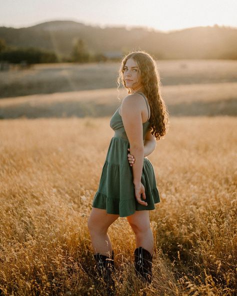 Senior sessions in an open field + sun will forever be my fav ☀️ KENNA is glowing 💛 #oregonseniorphotographer #seniorphotographer #senior Senior Photos Field Posing Ideas, Senior Session Girl Fall, Senior Girl Open Field, Senior Picture Ideas With Family, Grad Casuals Photos, Senior Picture In Field, Senior Photos In Field, Girl Senior Portraits Outdoor, Poses In Field